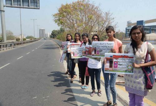 Sahas Foundation Woman Protest at Eastern Free Way Demanding Toiltest (13)